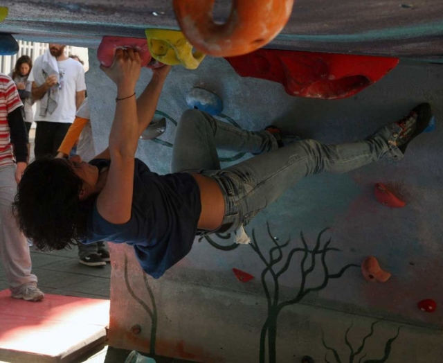  在圣安东尼攀岩墙 